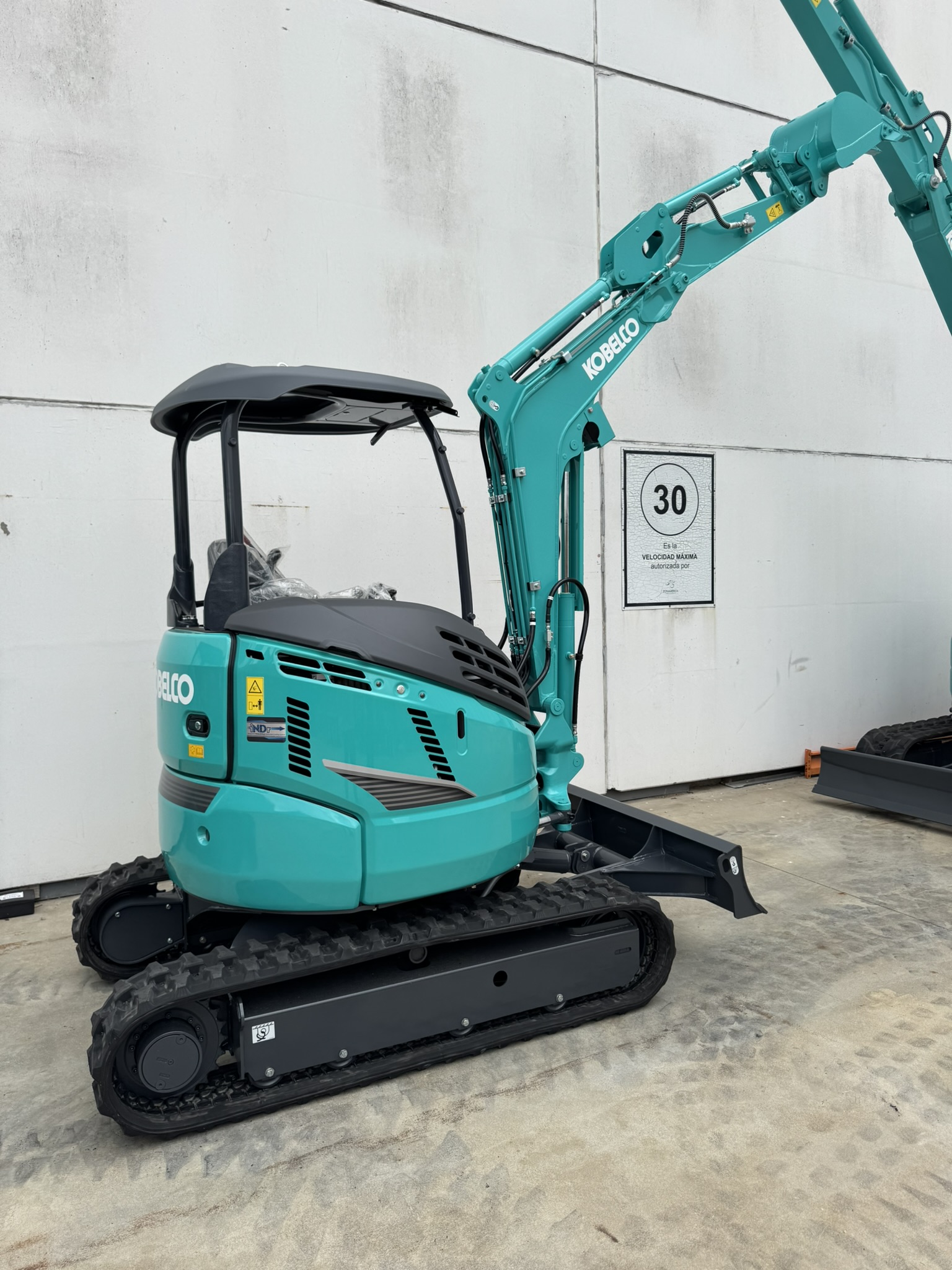 MINI EXCAVADORA KOBELCO -  2.8 Ton - MADE IN JAPAN