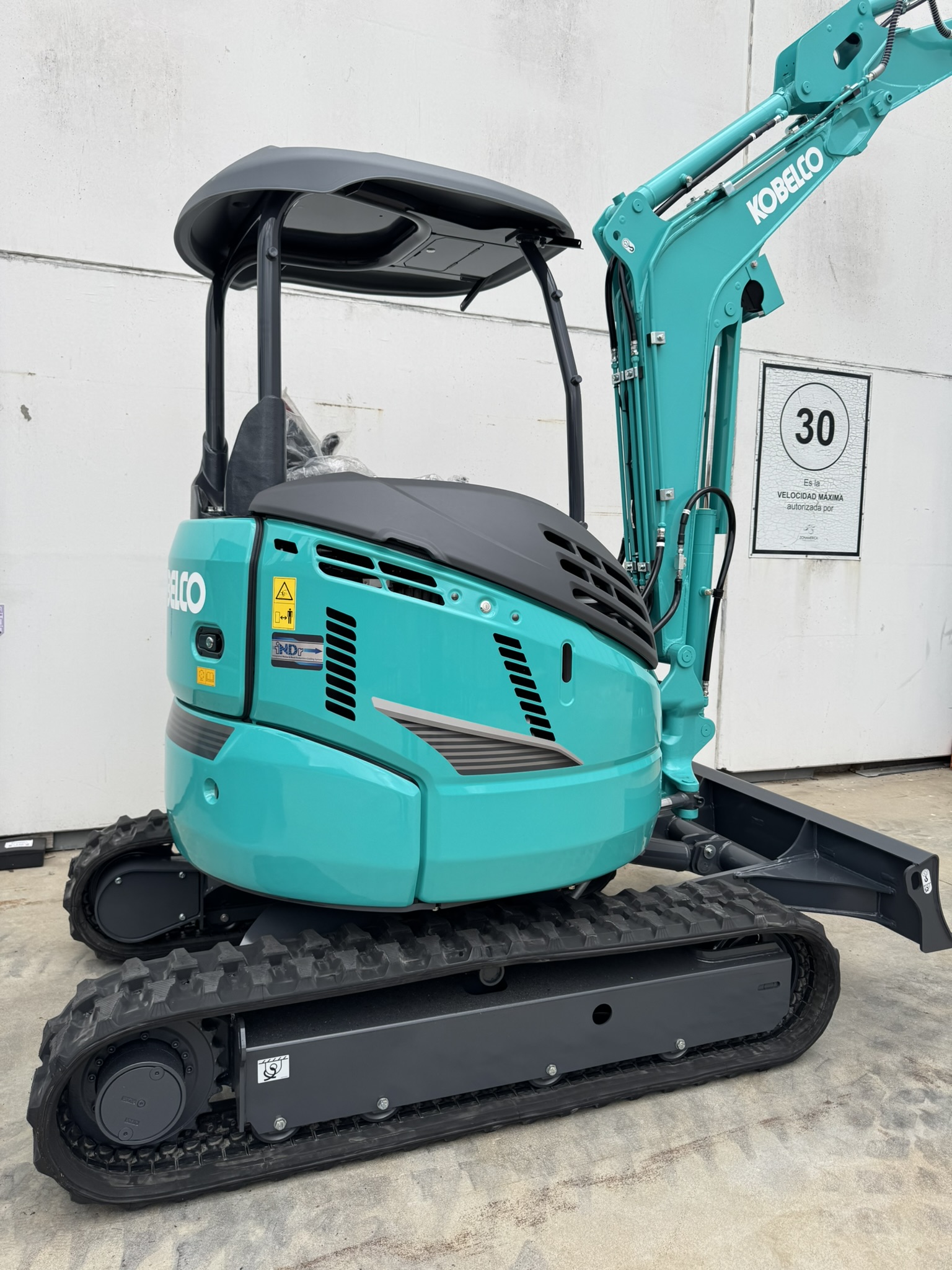 MINI EXCAVADORA KOBELCO -  2.8 Ton - MADE IN JAPAN