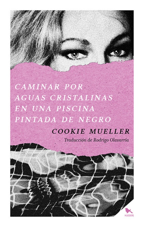 Caminar por aguas cristalinas en una piscina pintada de negro