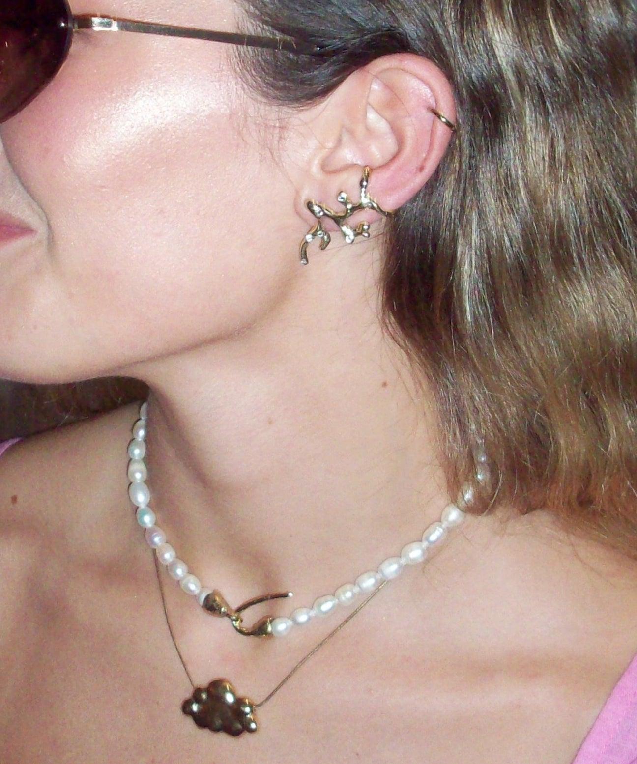 caravanas ear cuff coral