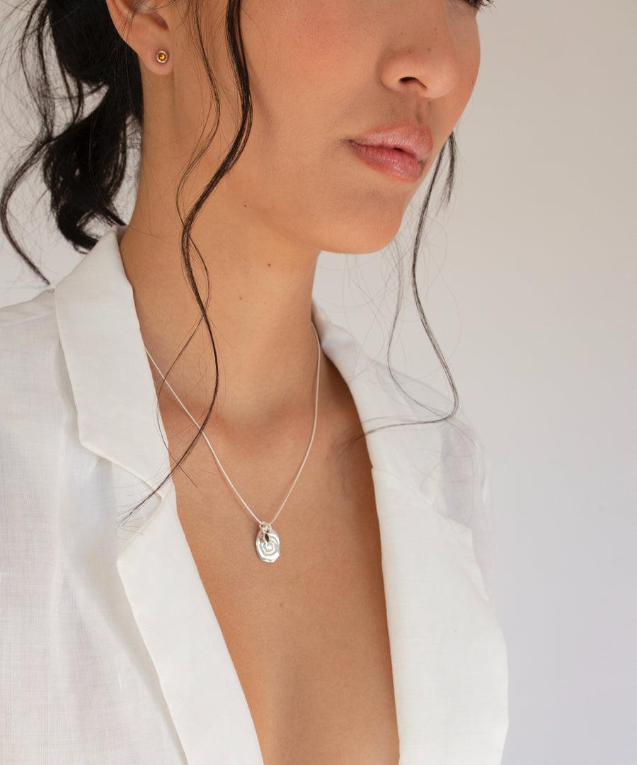 Collar amuleto espiral