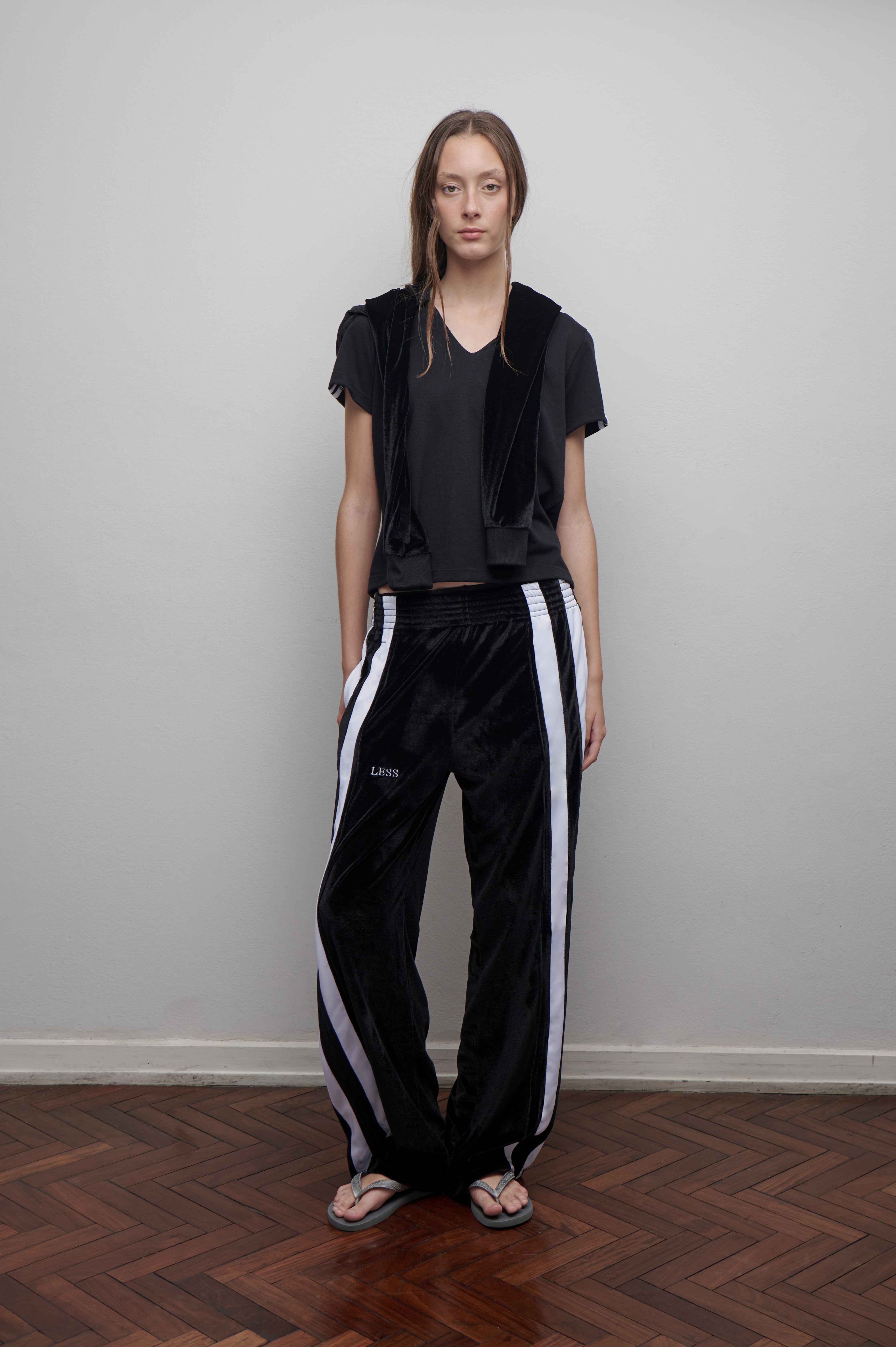 Pantalón técnico velvet con líneas