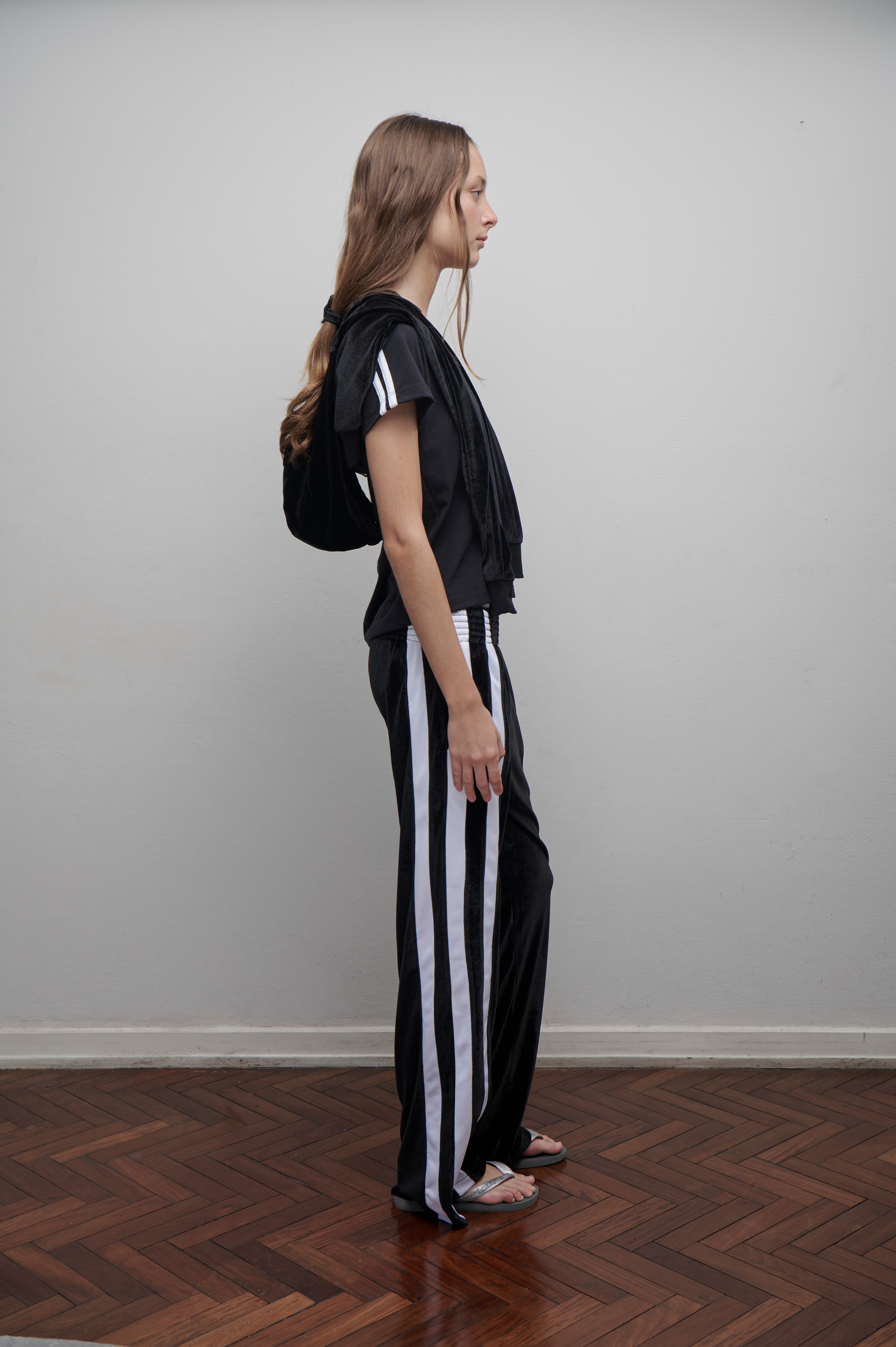 Pantalón técnico velvet con líneas