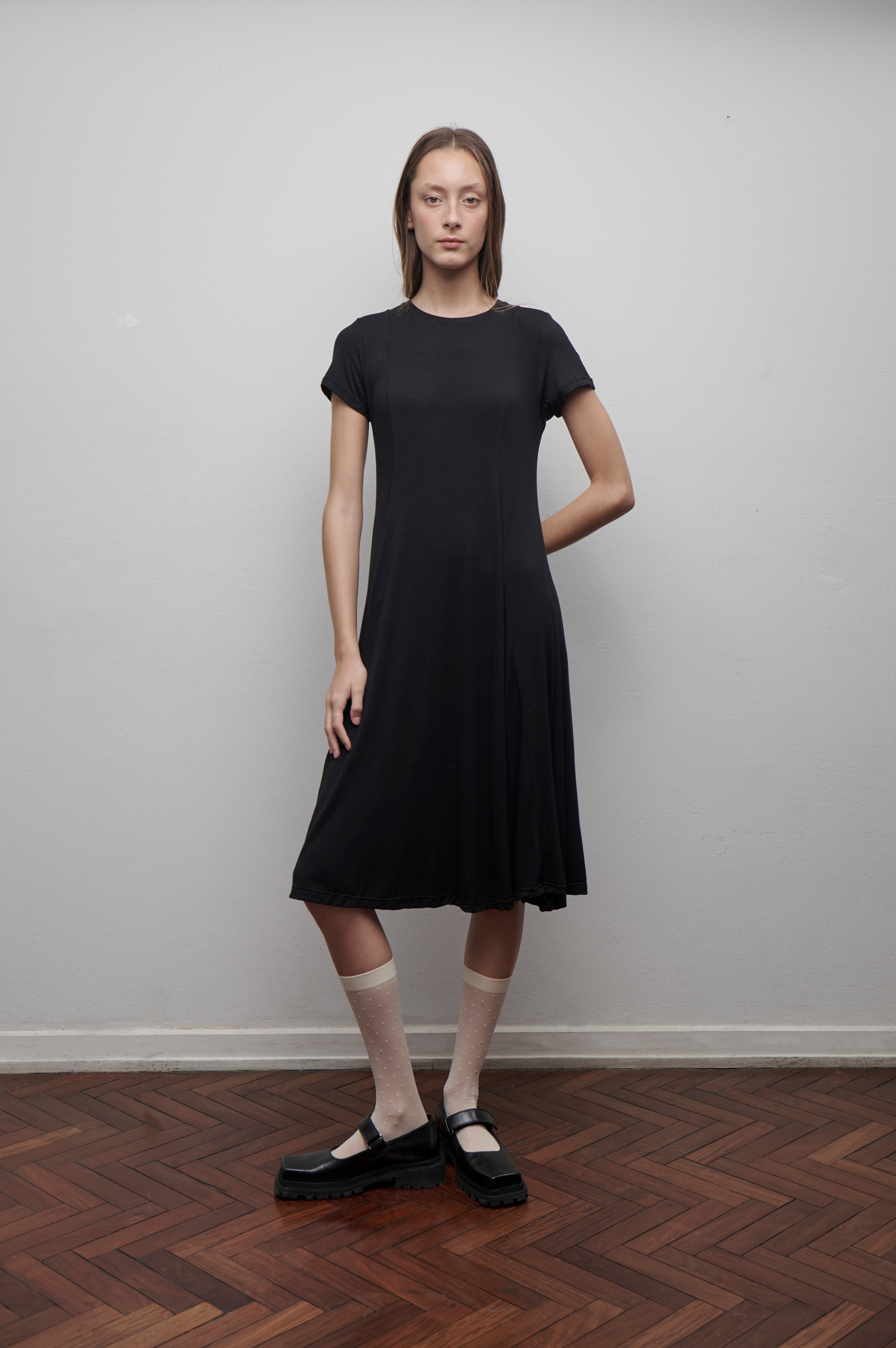 Vestido midi evasé manga corta