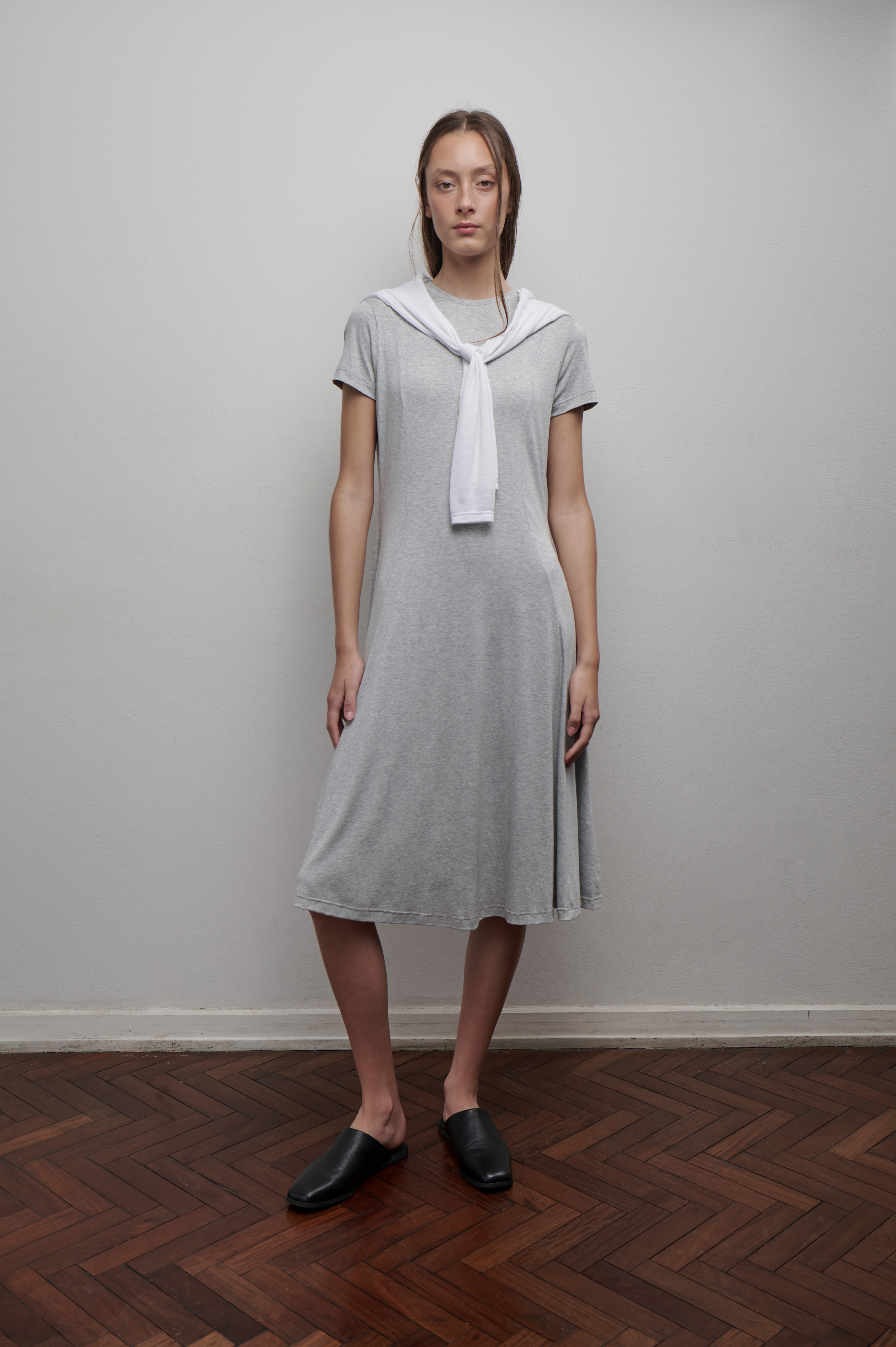Vestido midi evasé manga corta