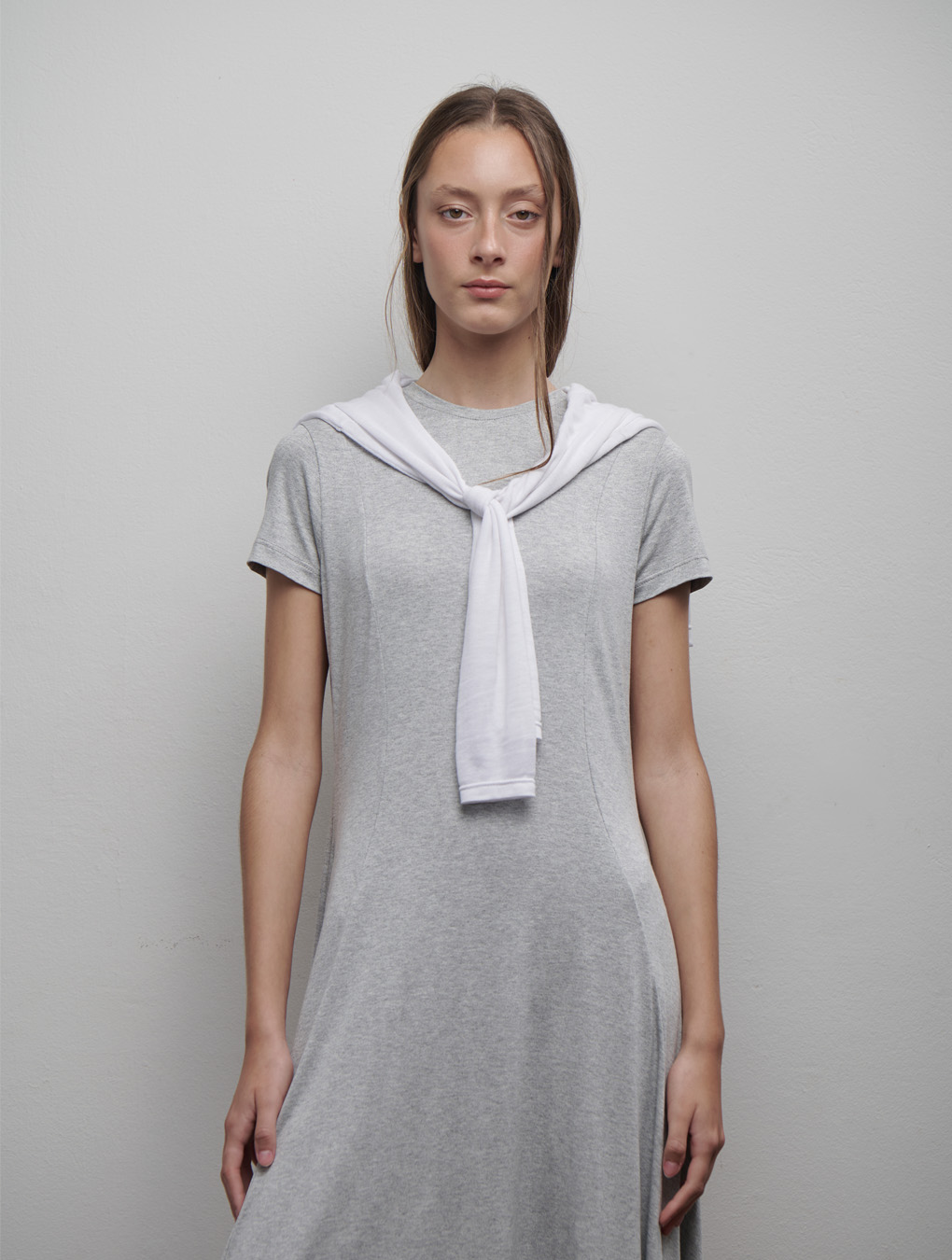 Vestido midi evasé manga corta