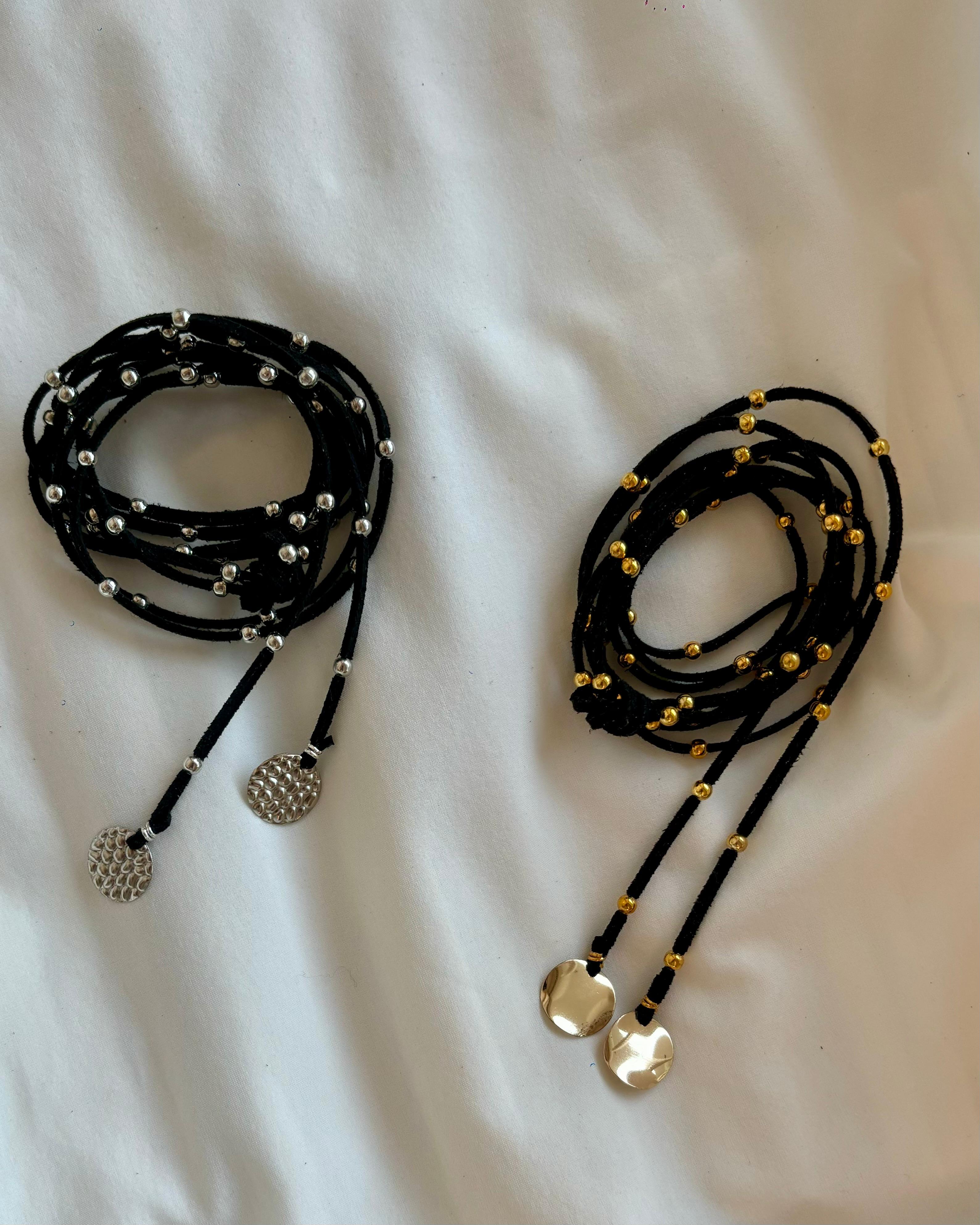 Collar Corbatin pelotitas plateado