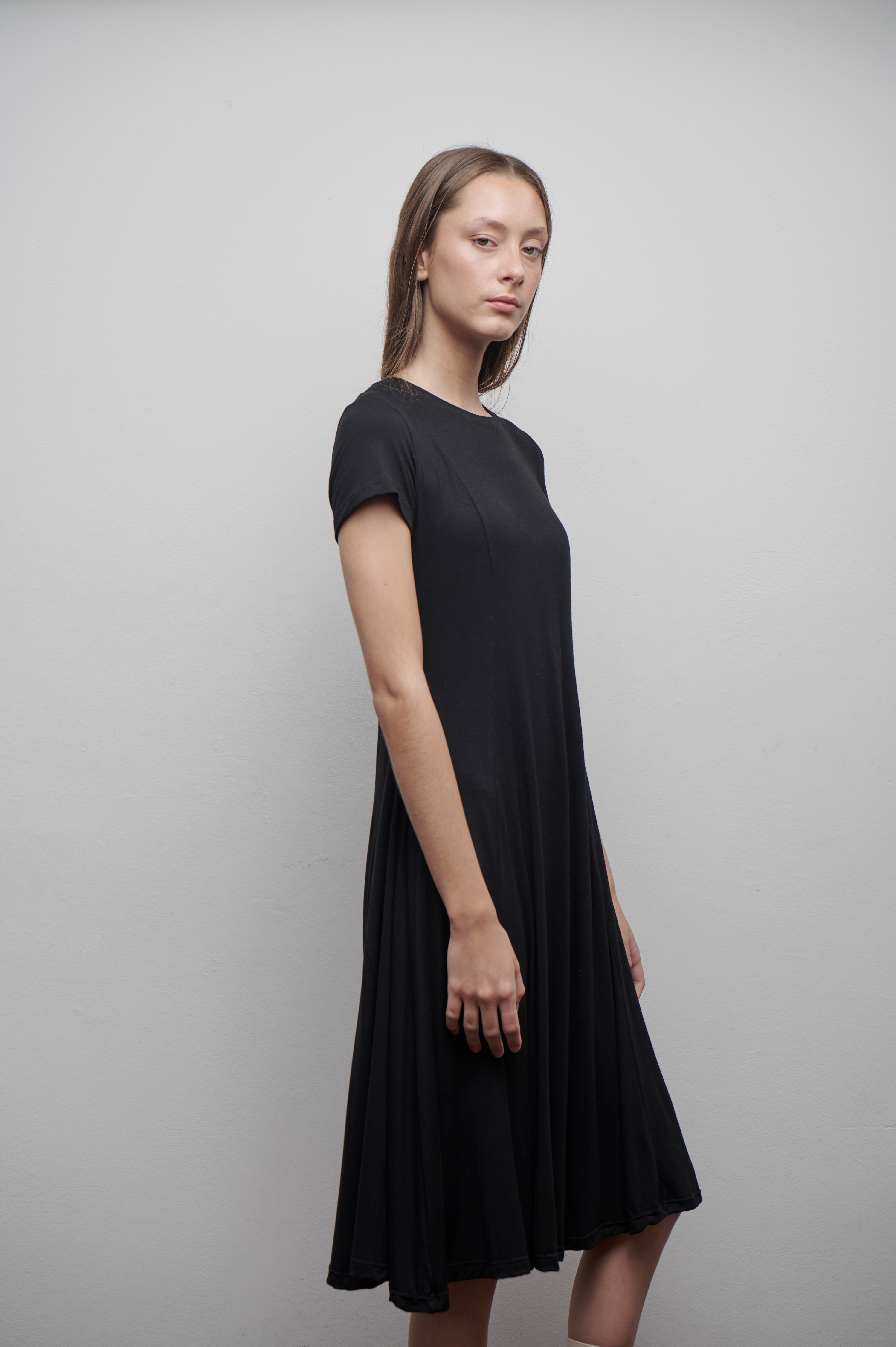 Vestido midi evasé manga corta