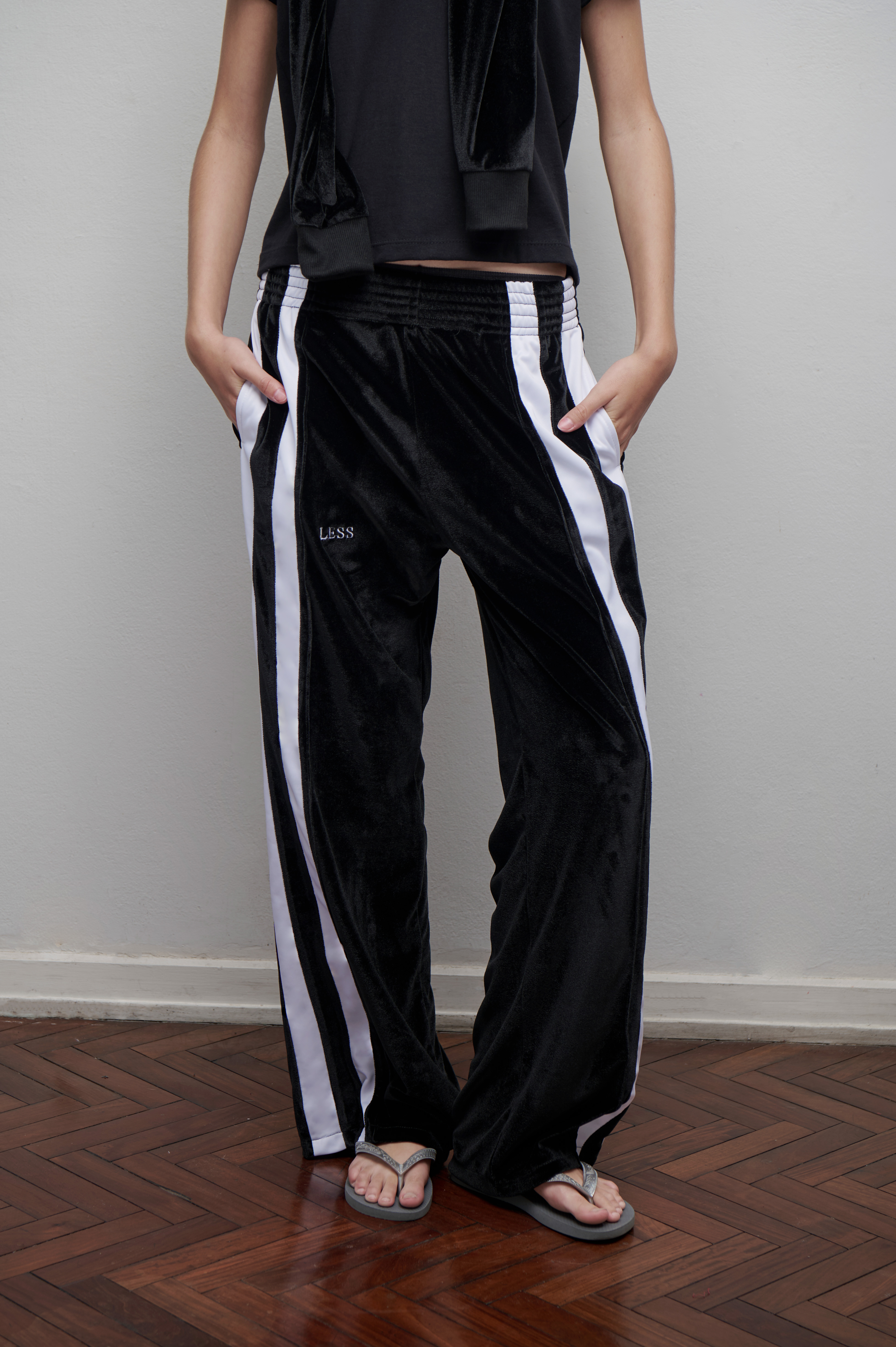 Pantalón técnico velvet con líneas